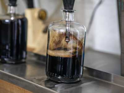 Solo allora il nocino potr� essere imbottigliato...